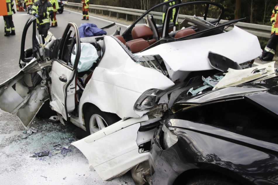 Der BMW des jungen Autofahrers wurde beim Unfall und den Rettungsmaßnahmen erheblich beschädigt.