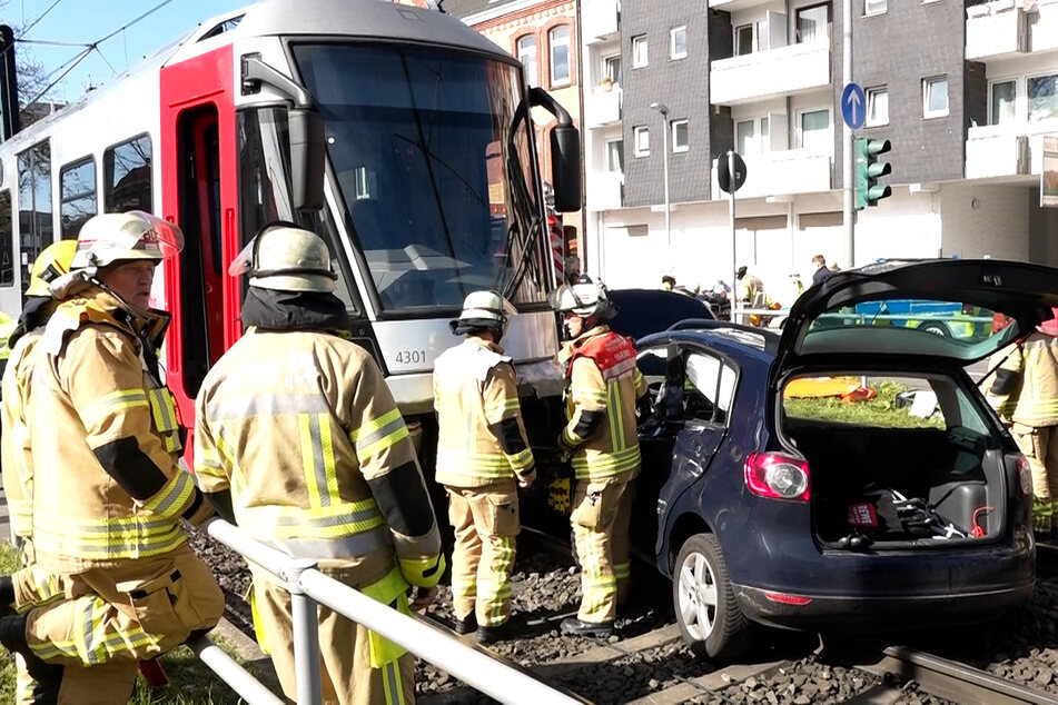 Straßenbahn kracht in Auto: Sechs Verletzte in Düsseldorf, Fahrer eingeklemmt