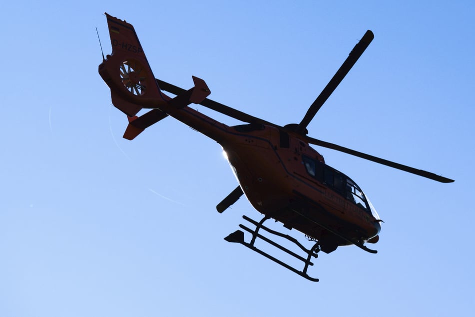 Ein Rettungshubschrauber brachte den Notarzt nach Travemünde.