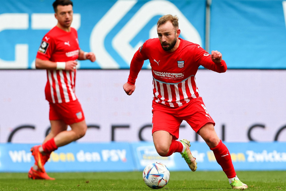Jan-Marc Schneider (29, r.) bleibt in der dritten Liga. Der Angreifer wechselt von Absteiger FSV Zwickau zu Aufsteiger VfB Lübeck.