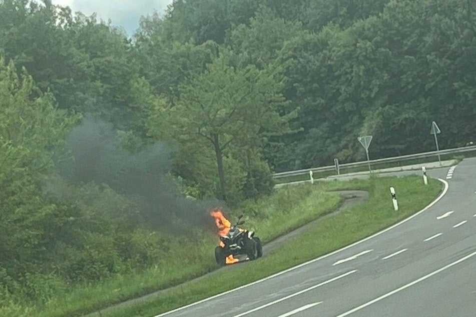 Das Quad konnte nicht mehr gerettet werden und brannte vollständig nieder.
