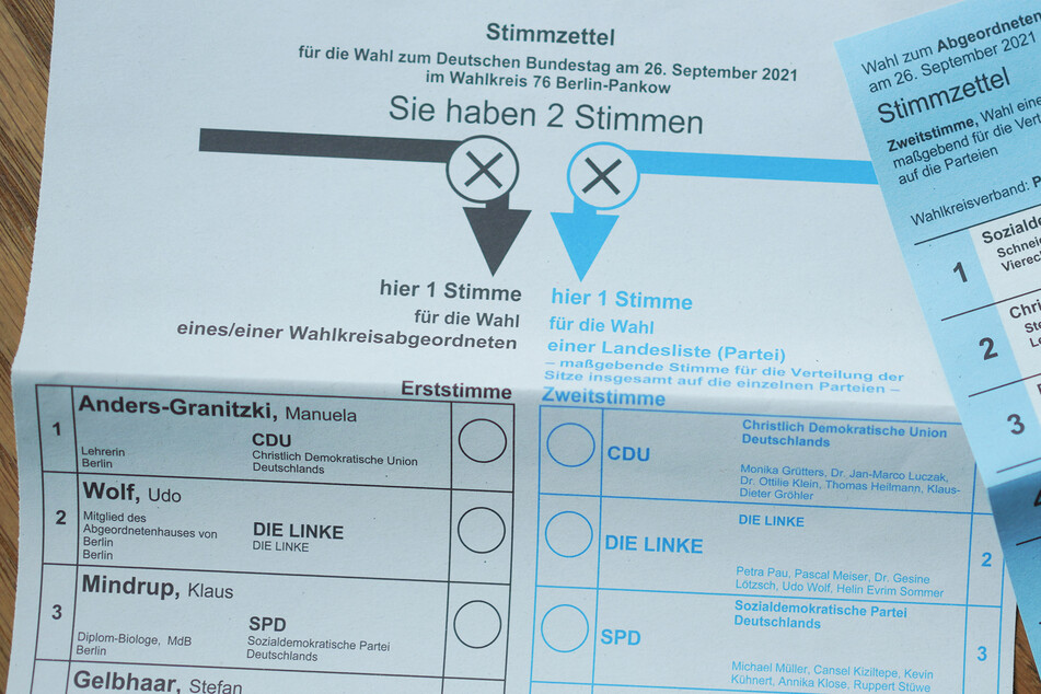 Der Wahlschein zur Bundestagswahl 2021: Ein Kreuz gehört in die linke Spalte, eins in die rechte.