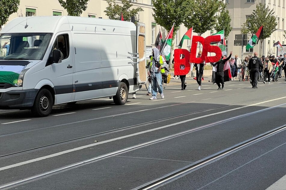 Auch vertreten: die Buchstaben BDS - die Abkürzung der als antisemitisch eingestuften Boykott-Bewegung gegen Israel.