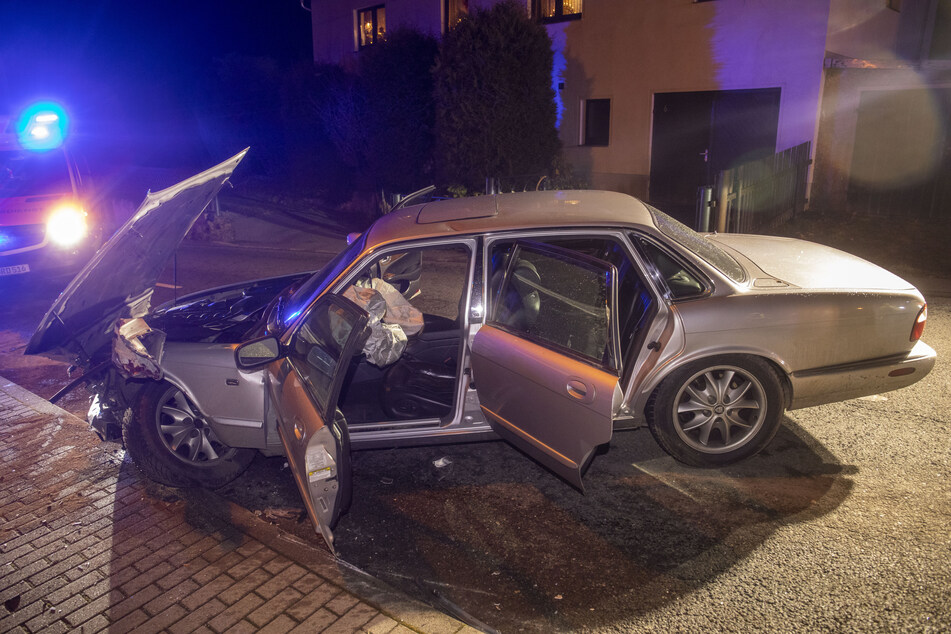 Dieser Jaguar-Oldtimer krachte am Sonntagabend gegen einen Skoda - das Auto erlitt einen Totalschaden.