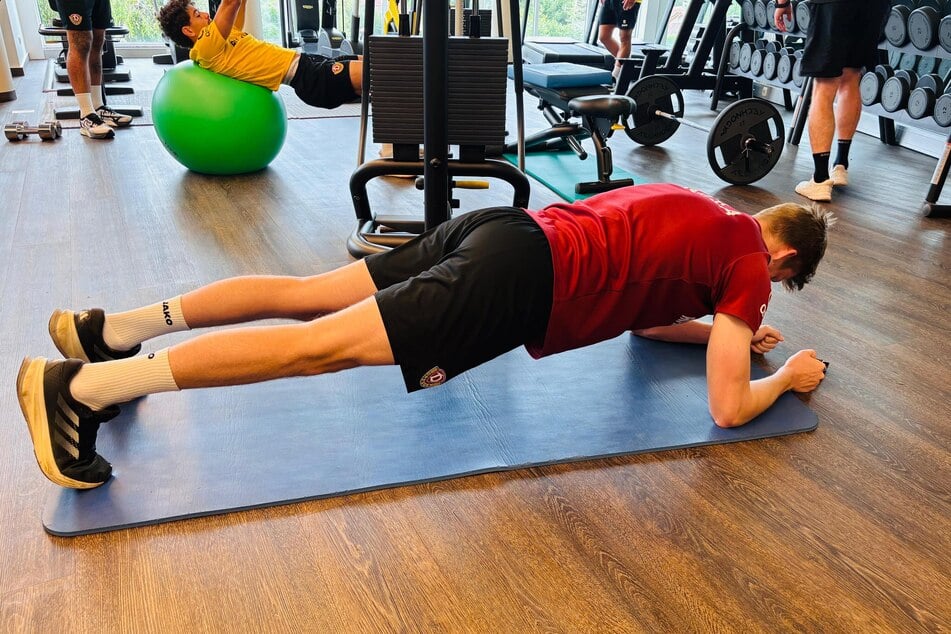 Elias Bethke hält die Plank-Position.