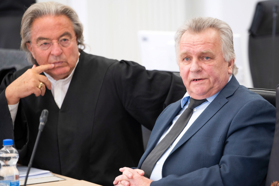 Günther Krause (69, r.),neben seinem Anwalt Peter-Michael Diestel auf der Anklagebank im Landgericht Rostock.