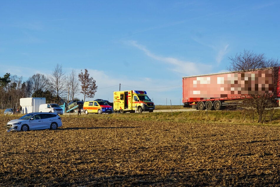 Auf der A14 kam es zur Kollision zwischen einem Laster und einem Ford.