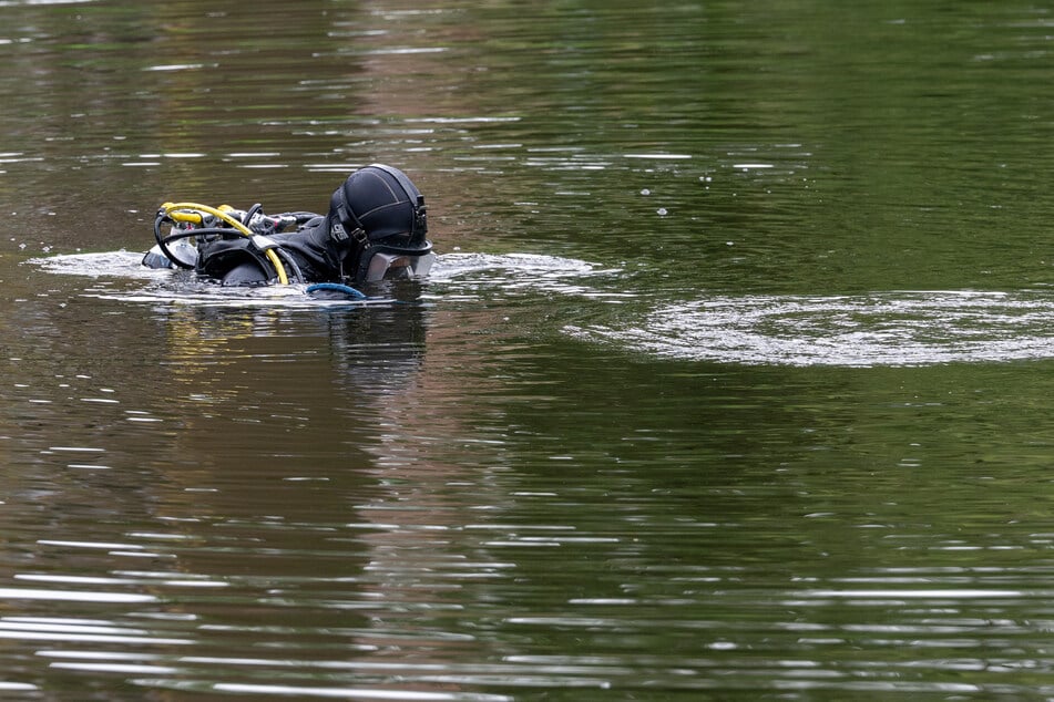 Taucher hatten den leblosen Zwölfjährigen in etwa sechs Metern Tiefe in dem Baggersee entdeckt. (Symbolbild)