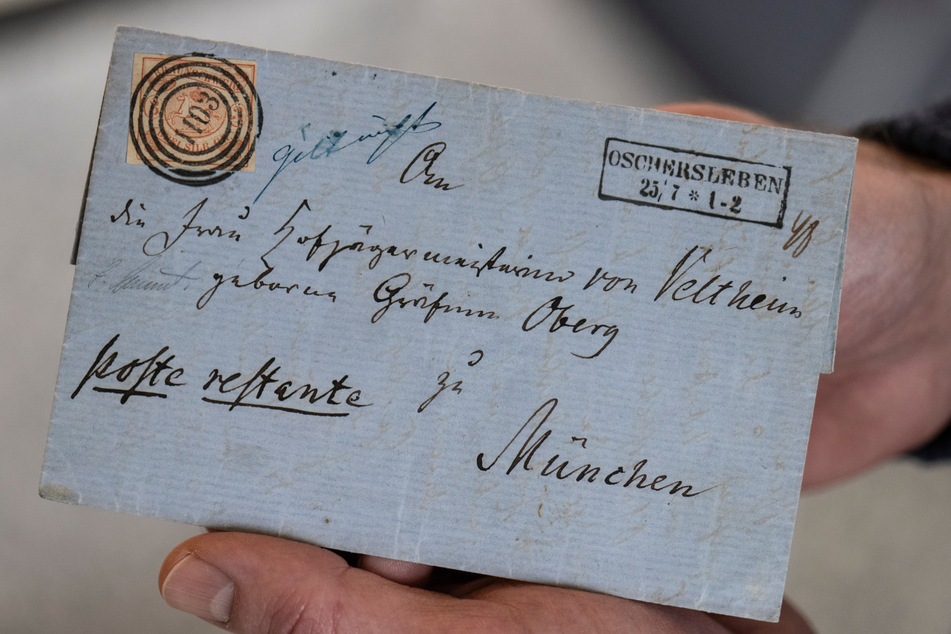 Ein Brief mit zugehöriger Briefmarke aus 1853 wurde für 28.000 Euro versteigert.