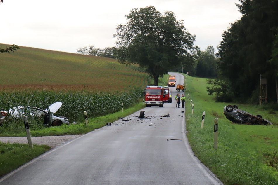 Die K4101 war nach dem Crash voller Trümmer, rechts und links der Kreisstraße kamen die Unfallwagen zum Stillstand.