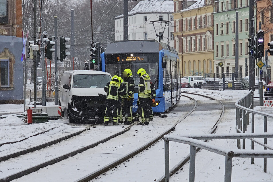 In Chemnitz krachte eine Straßenbahn mit einem Transporter zusammen.