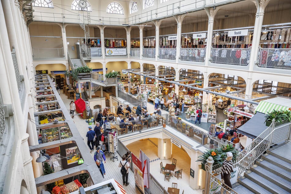 Für die kalten Monate ist der Dresdner Kunst-, Antik- und Trödelmarkt nun in die Neustädter Markthalle gezogen.