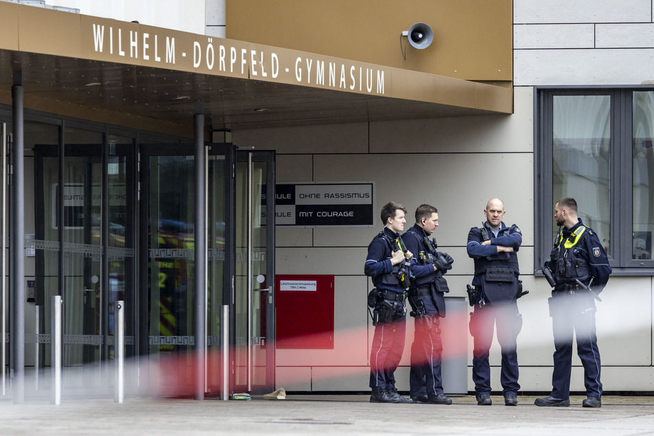 Bei einem Messerangriff in einem Wuppertaler Gymnasium wurden mehrere Schüler verletzt.