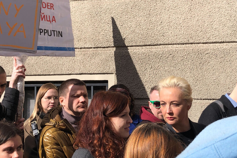 Julia Nawalnaja (47, r), Witwe von Alexey Nawalny, steht am Rande einer Demonstration in der Nähe der russischen Botschaft in Berlin.