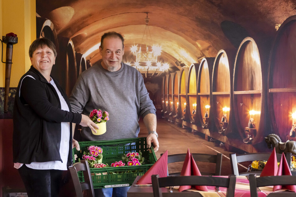 Schmücken schon mal erwartungsvoll die Tische mit Blümchen: Katrin (58) und Tilo Appelt (53) von der Gaststätte "Zum Schloßberg" müssen ihre Platzkapazitäten trotz Dauertests um mehr als die Hälfte reduzieren.