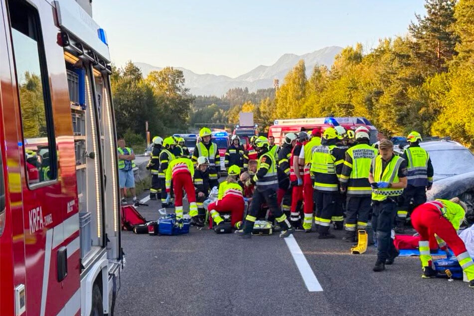 Großeinsatz auf der Autobahn: Die Kräfte kümmerten sich um die verletzte Familie.