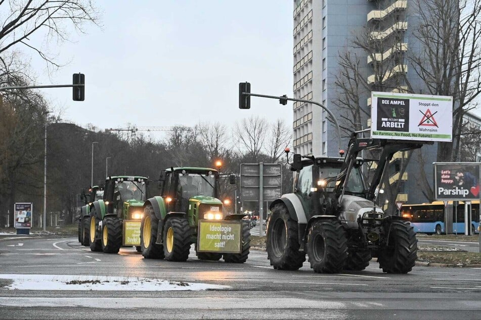 Mehrere Traktoren fahren am Montag über die Theaterstraße in Chemnitz in Richtung Falkeplatz. Die Fahrzeuge kamen aus Zschopau und drehten nur eine Runde durch die Stadt.