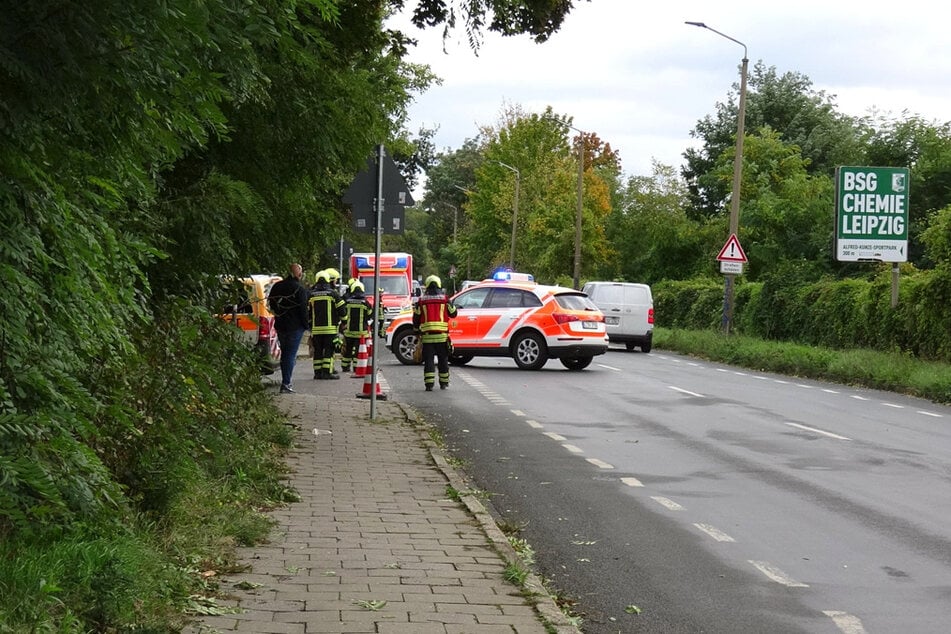 Rettungskräfte wurden zum Alfred-Kunze-Sportpark gerufen, weil es mehrere Verletzte nach einer Massenschlägerei gegeben hatte.