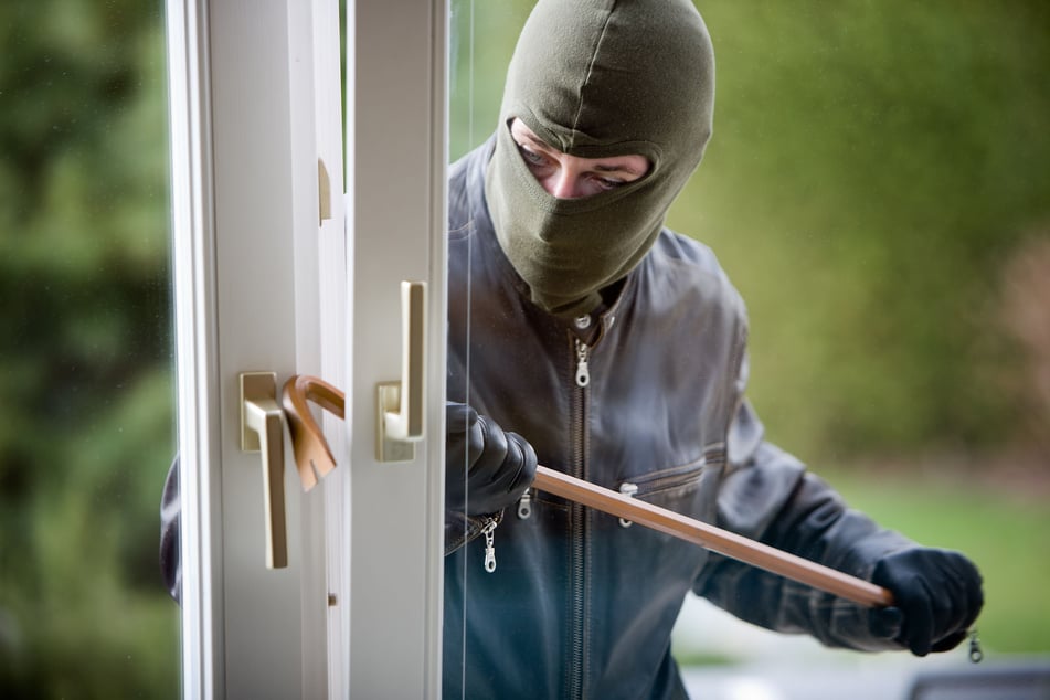 Die Einbrecher kamen über ein aufgebrochenes Fenster in das Einfamilienhaus. (Symbolbild)