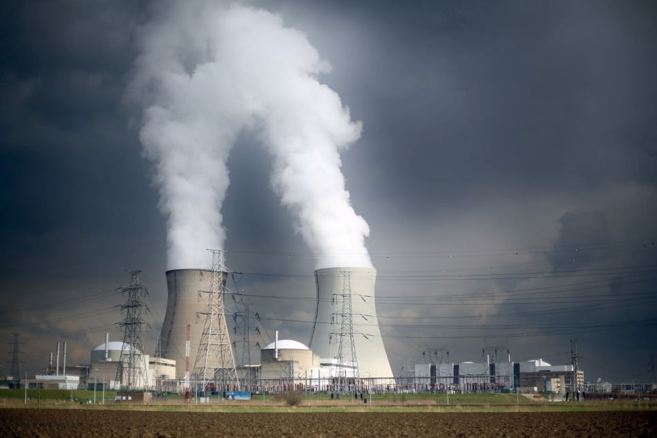 Die Atomkraftwerke Doel (hier zu sehen) und Tihange in Belgien werden für weitere zehn Jahre laufen.