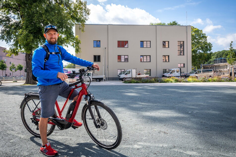 Patrick Schuster (41) könnte sich etwas Grün und Sitzbänke auf dem Platz vorstellen.