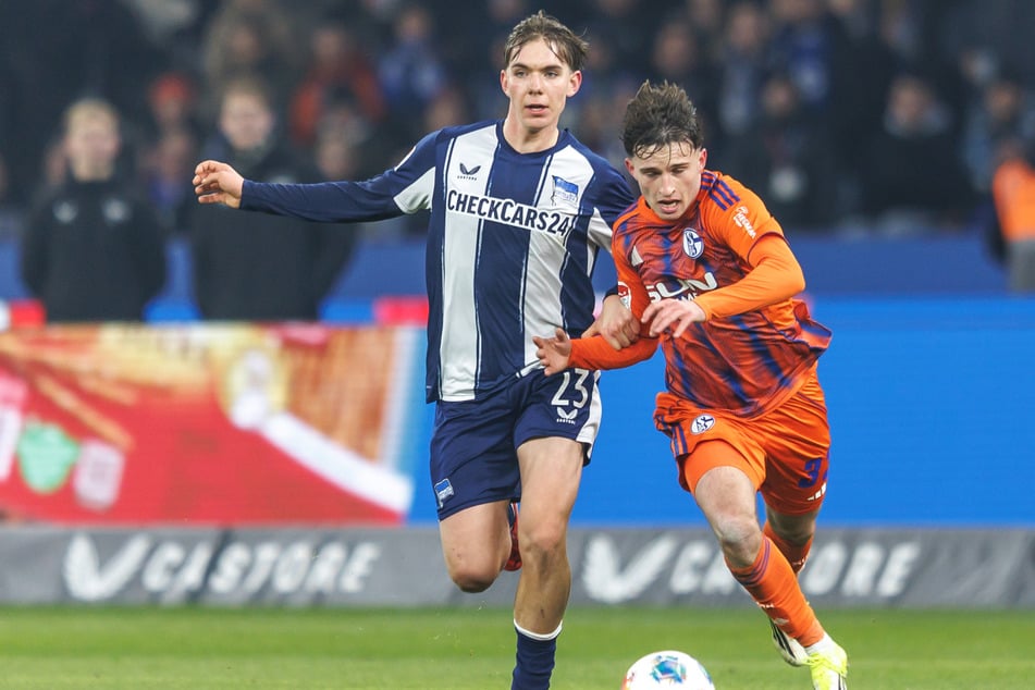 Kennet Eichhorn (l.) zeigte gegen Schalke ein starkes Spiel.