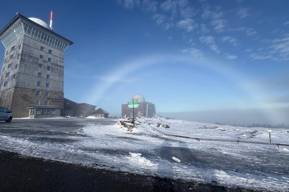 Am ersten Weihnachtsfeiertag konnten Besucher auf dem Brocken einen Nebelbogen beobachten.