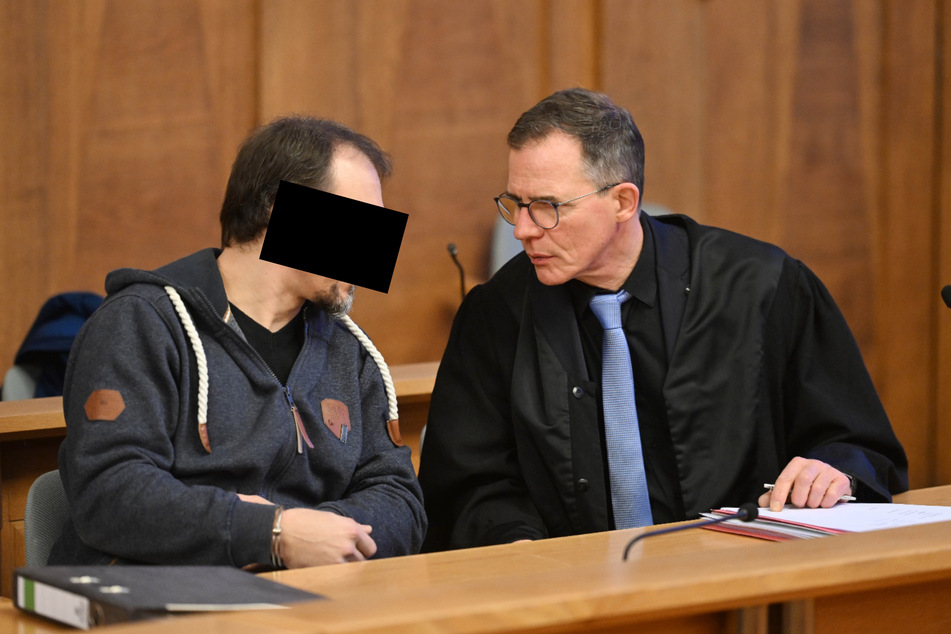 Maik H. mit seinem Verteidiger Florian Berthold. Der Prozess gegen den 41-Jährigen im Landgericht Bautzen hat am heutigen Montag begonnen.