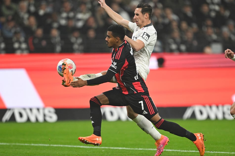 Ansgar Knauff, der in die Eintracht-Startelf gerückt war, und seine Teamkollegen taten sich im ersten Spielabschnitt gegen die Mainzer schwer.