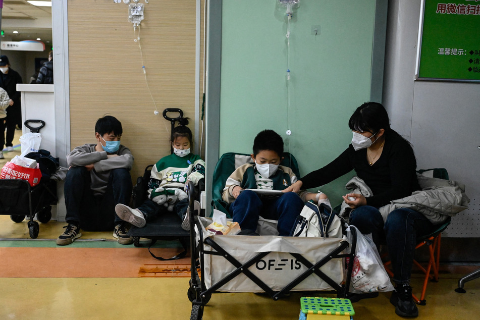 Many children in China have recently fallen ill with pneumonia, amid a cold snap hitting the north of the country.