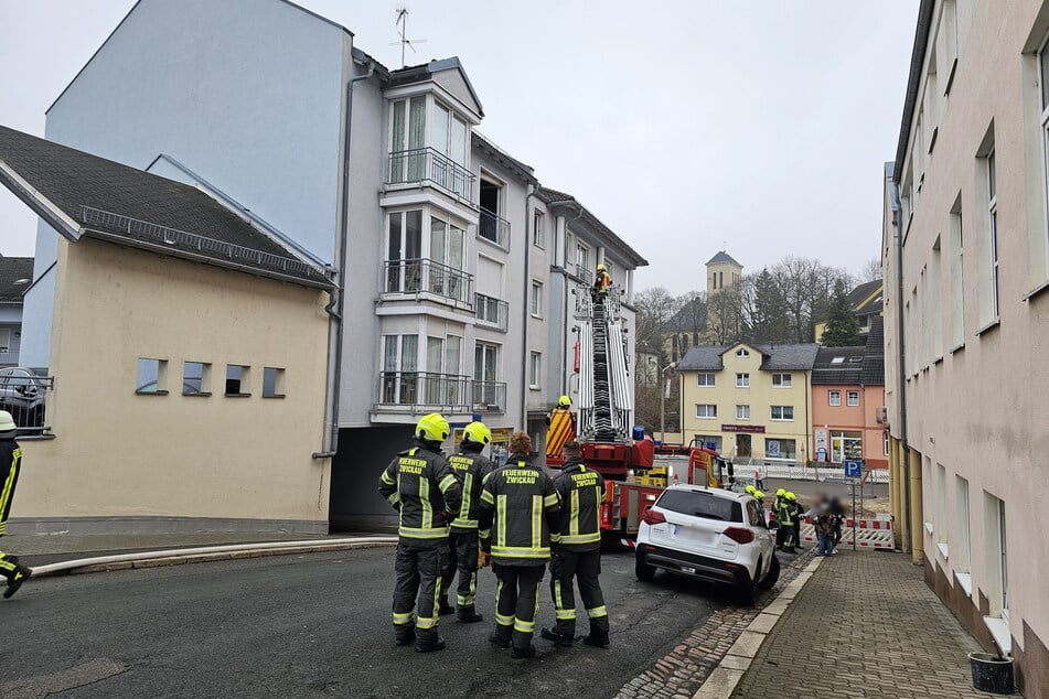 Feuerwehr und Rettungskräfte rückten am Donnerstag zur Mozartstraße in Zwickau aus: Dort war ein Feuer in einem Haus für betreutes Wohnen ausgebrochen.