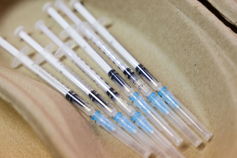 Ampullen mit dem Coronavirus-Impfstoff von Biontech liegen bereit.