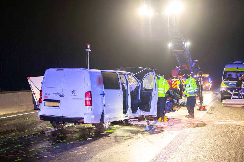 Der Fahrer (31) des Kastenwagens und seine Beifahrerin kamen nach dem schweren Unfall in eine Klinik.