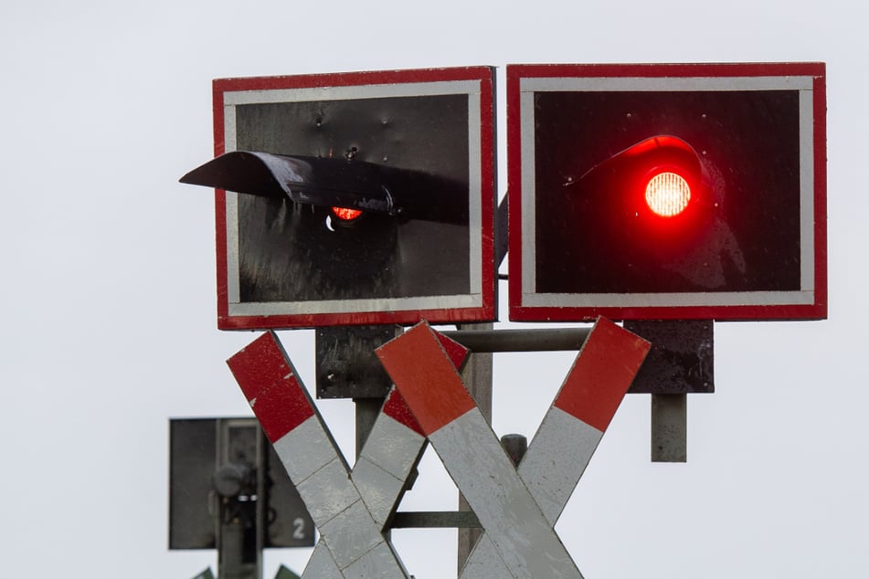 Die Signalleuchten zeigten Rot - trotzdem fuhr der Familienvater auf die Gleise. (Symbolbild)