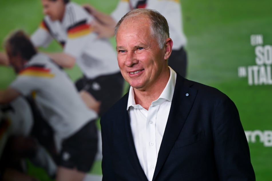 Ex-Profi Stefan Reuter (59) soll beim HSV ein Kandidat für den vakanten Job als Sportvorstand sein. Ein erster Austausch habe stattgefunden.