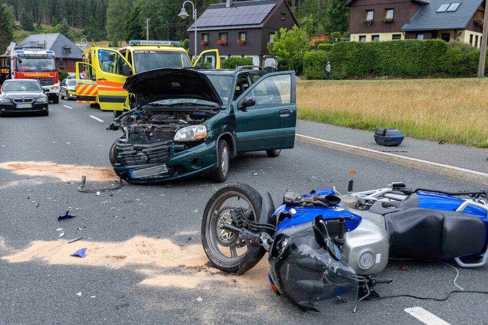 Schwerer Motorrad-Unfall sorgt im Vogtland für Straßensperrung