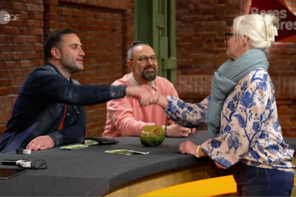 Satte 1300 Euro legt Händler David Suppes (38, l.) am Ende für die Vase auf den Tisch.