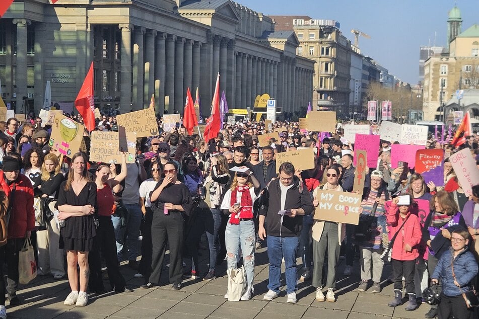 Tausende Teilnehmer versammelten sich in der Stuttgarter Innenstadt.