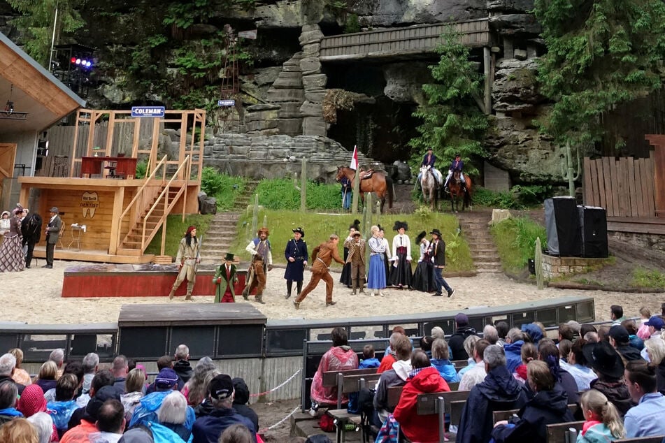 Auf der eindrucksvollen Felsenbühne in Rathen ist vom gestrigen Samstag an bis zum 9. Juli das Abenteuerstück "Shatterhand" frei nach Karl May zu sehen.