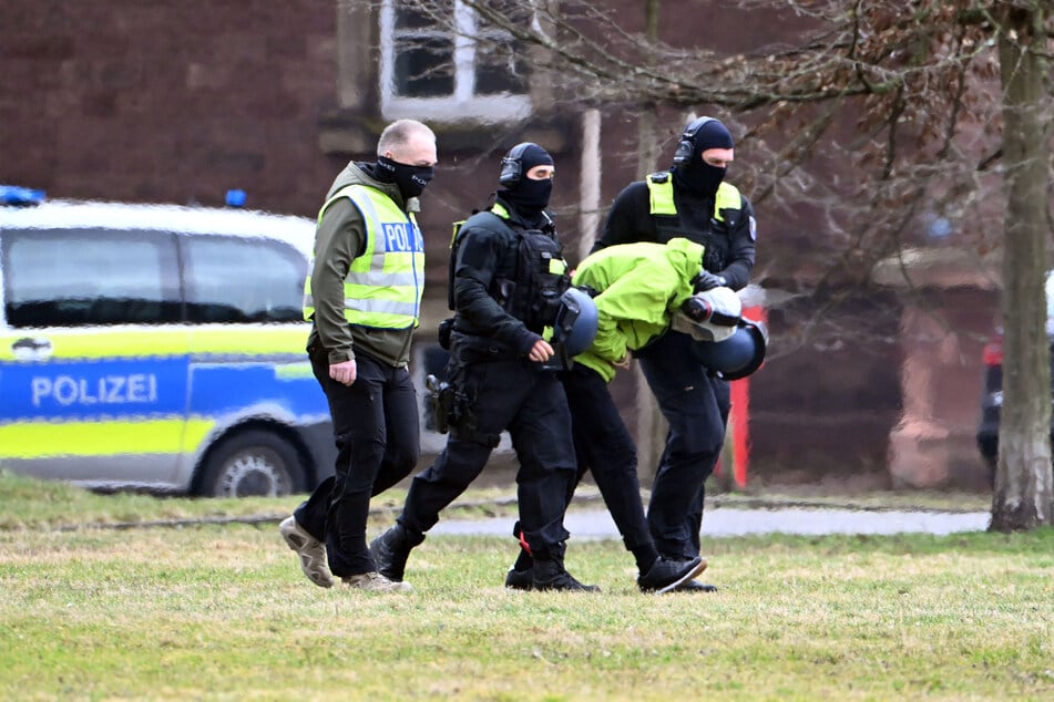 Schwer bewaffnete Polizisten brachten den Tatverdächtigen im Februar zum Bundesgerichtshof in Karlsruhe. (Archivbild)