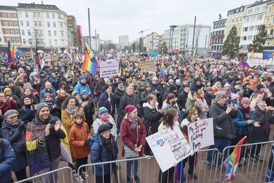 Fast 4000 Menschen demonstrierten am Samstag in Hamburg für queere Rechte und Demokratie.