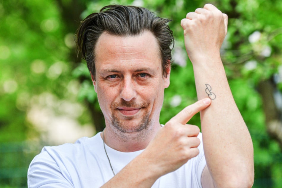 Nicolas Höfer ist Mitgründer des Vereins Junge Helden und hat das Motiv wie etwa 15.000 Menschen in Deutschland tätowiert.