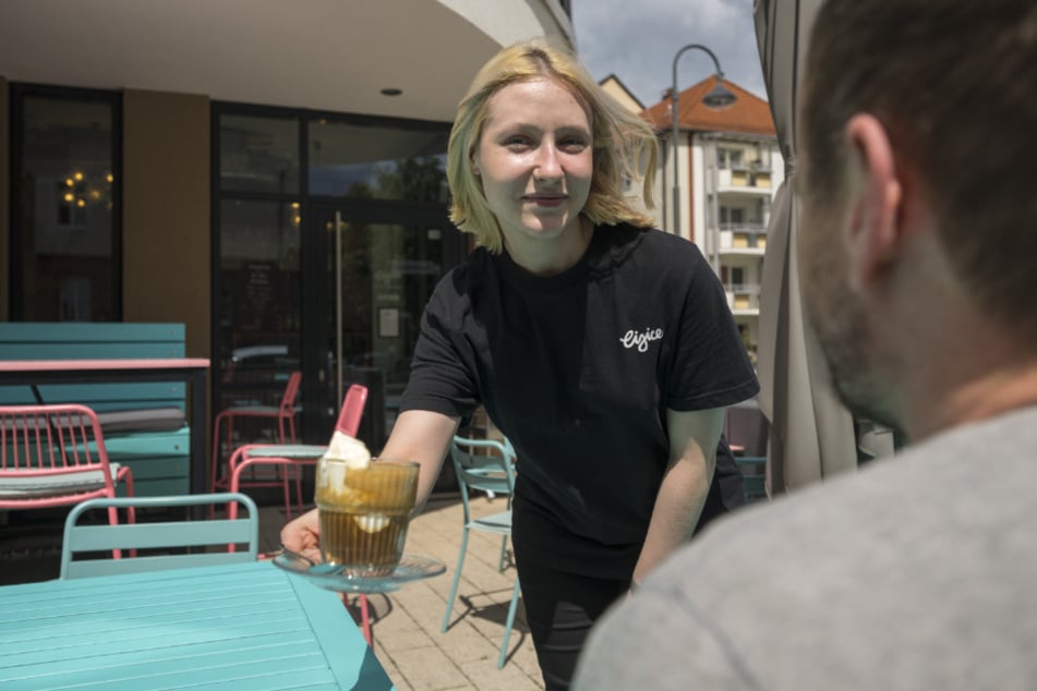 Stellvertretende Filialleiterin von "Eisice" Tamara Burceva (22) serviert einem Gast einen Affogato al caffè.