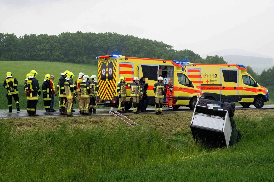 Einsatzkräfte am Unfallort nahe Zittau.
