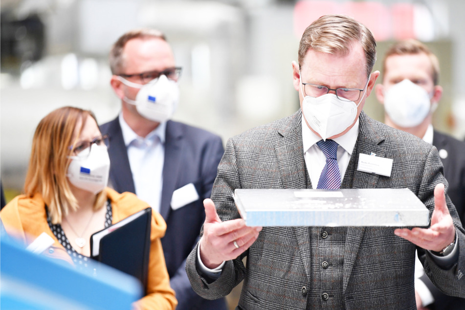 Bodo Ramelow (65, Linke) besichtigt den Produktionsstandort der va-Q-tec AG. Thüringens Ministerpräsident will die Impfreihenfolge bald beenden.