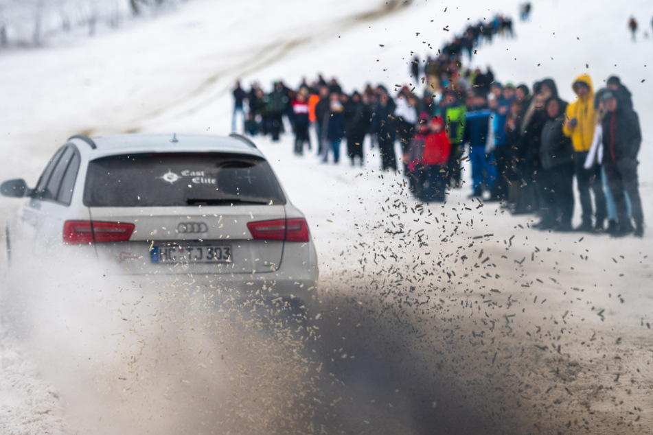 Beim ersten Wintertreffen der Audi Convention fuhren Teilnehmer mit ihren Autos die Skipiste in Geyersdorf hinauf.