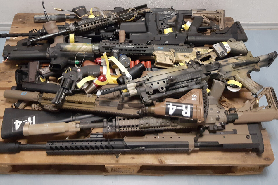Polizisten haben in der Oberpfalz im Freistaat Bayern insgesamt 30 täuschend echt aussehende Waffen gefunden.