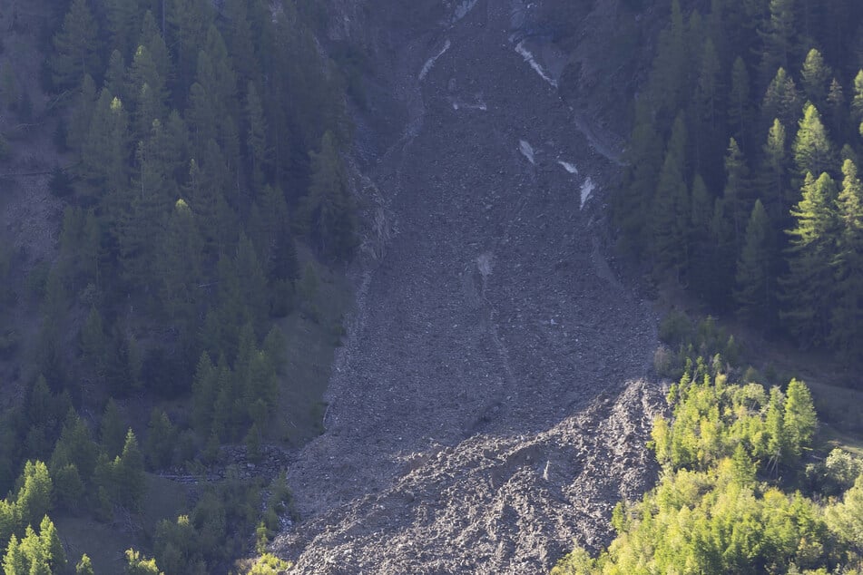 Noch haben die Steinschläge das Dorf im Lötschental nicht erreicht, doch bis jetzt handelte es sich auch nur um kleinere Erdrutsche.
