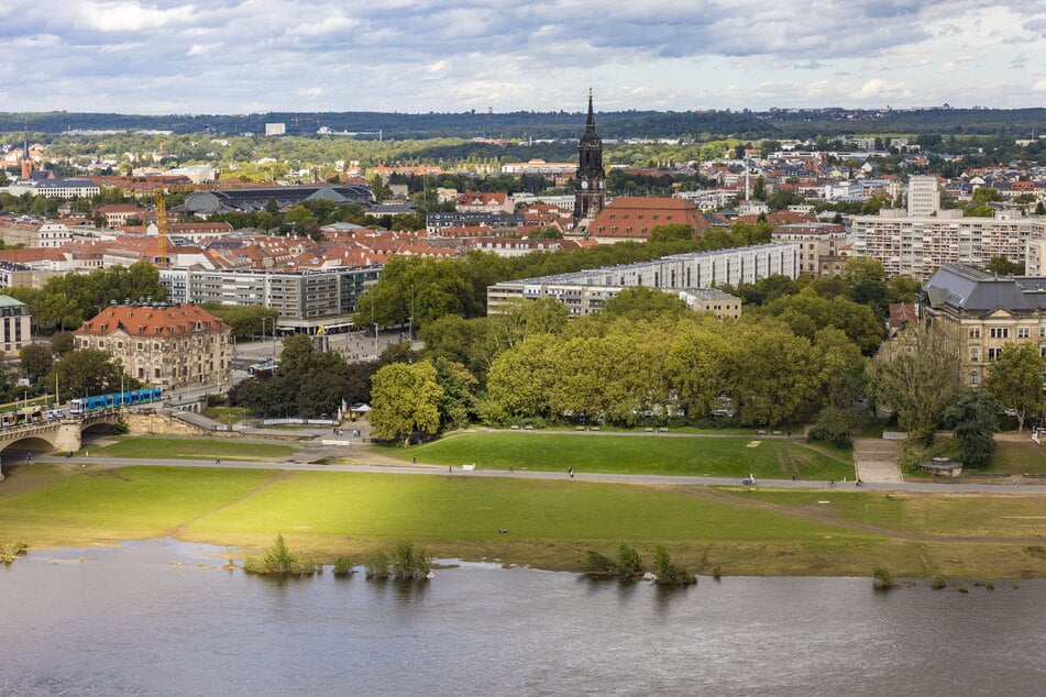 Die mögliche Umsetzung von Prestige-Projekten wie der "Richard-Wagner-Akademie" am Königsufer spaltet angesichts knapper öffentlicher Kassen die Gemüter.