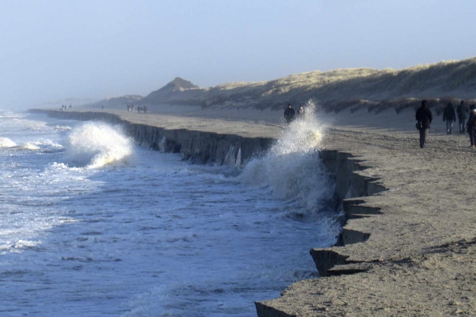 Abbruchkanten am Strand! Sturmfluten tragen Sand auf Langeoog ab